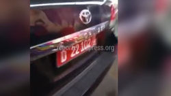Видео — «Тойота» с дипномерами перегородила въезд в парковку торгового центра