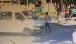 В 6 мкр на Куттубаева–Айтиева водитель маршрутки №195 не пропустил пешехода на «зебре» (видео)