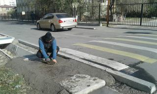«Бишкекасфальтсервис» устранил замечание читателя об «уникальном» пешеходном переходе в 12 мкр (фото)