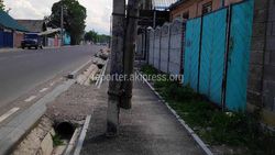 В Бишкеке после реконструкции улицы Осмонкула опоры ЛЭП остались по центру тротуаров (фото)