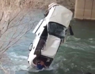 Видео — 4 человека погибли в результате ДТП на мосту при спуске с перевала Кубакы