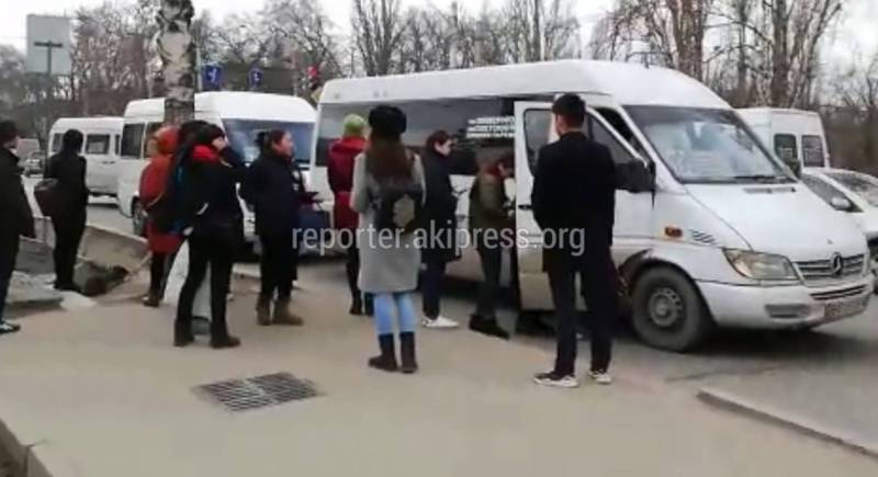 Бишкекчанка сняла на видео, как останавливаются городские маршрутки на остановке (видео)