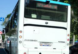 На Абдрахманова–Киевская автобус повернул направо со второй полосы (видео)