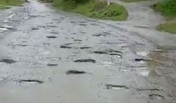 Дорога на ул Калинина между селами Сокулук и Арал не ремонтировалась 30 лет (видео)