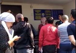 В отделе ЗАГС и ПУГ Ыссык-Атинского района люди стоят в очереди с 5:00 (видео)