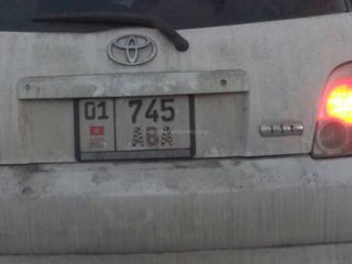 На буквах госномера машины марки Toyota приклеены стразы <i>(фото)</i>