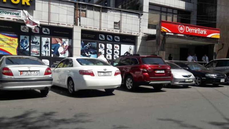 На улице Тыныстанова произвели демонтаж ограничения на парковки со стороны «Демир банк»