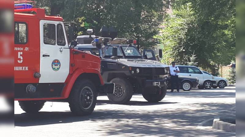 Для чего в центре Бишкека стоит военная техника? Фото