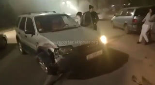 В Бишкеке на ул.Жукеева-Пудовкина произошло ДТП с участием 3 машин <i>(видео)</i>