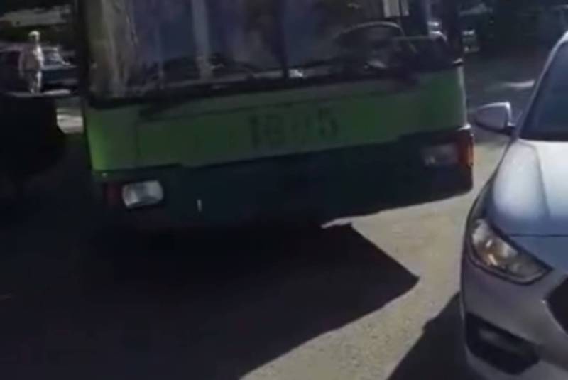 На ул. Ауэзова троллейбус не мог развернуться из-за припаркованных с нарушением ПДД авто (видео)