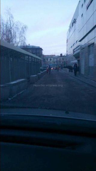 Бетонные плиты на тротуаре на ул.Керимбекова будут убраны по предписанию УОБДД Бишкека