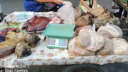 На Чуй - Кулиева в жаркую погоду продают на улице внутренности и головы баранов (фото)