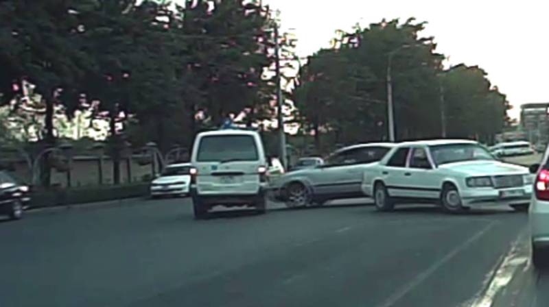 На Жибек-Жолу столкнулись легковое авто и скорая помощь (видео)