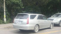 В 7 мкр возле дома 14/1 водитель «Тойоты» припарковался на пешеходном переходе (фото)