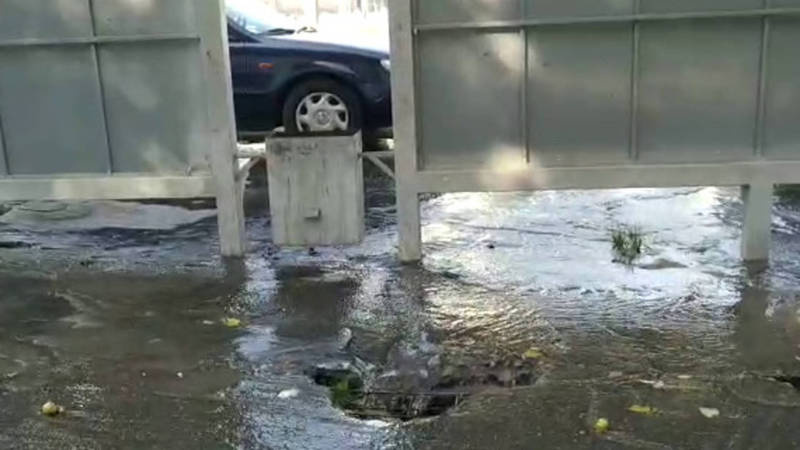 На ул. Юнусалиева арычная вода заливает тротуар и остановку общественного транспорта (видео)
