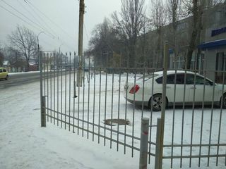 Законно ли огородили тротуар на ул.Салиевой? - читатель (фото, видео)