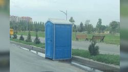На Южной магистрали на обочине стоит туалет <i>(видео)</i>