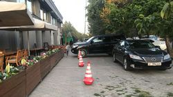 На Медерова-Абая кофейня «Pierre Coffeе» на тротуар поставила столики и сделала парковку для машин, - бишкекчанин