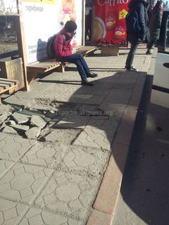 Бишкекчанин обеспокоен плохим состоянием остановки на Ахунбаева-Абая (фото)