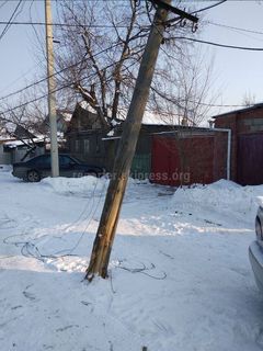 Житель Бишкека просит заменить накренившийся столб на ул.Фруктовой (фото)