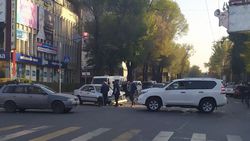 На Абдрахманова - Фрунзе произошло столкновение буса и легкового авто <i>(фото)</i>