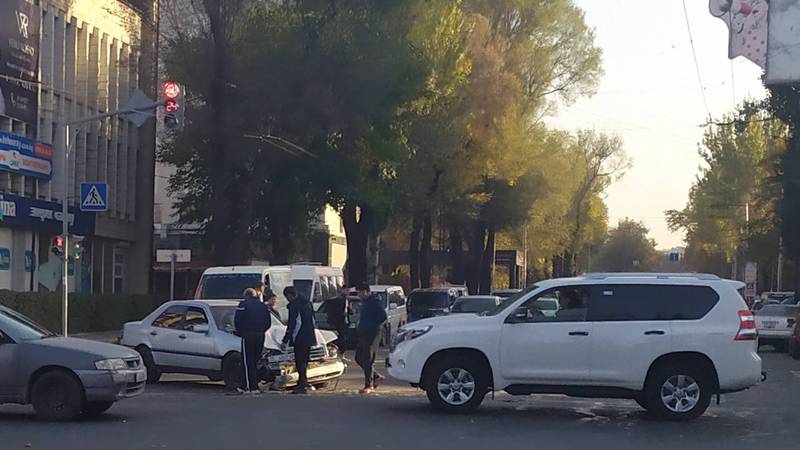 На Абдрахманова - Фрунзе произошло столкновение буса и легкового авто (фото)