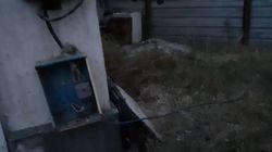 На ул.Кийзбаева к строящемуся дому №37/1 через двор частного дома №29, провели электрический кабель бросив его на землю (видео)