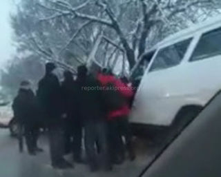 В мкр Кок-Жар пассажиры маршрутки после столкновения с машиной выходили через водительскую дверь <i>(видео)</i>