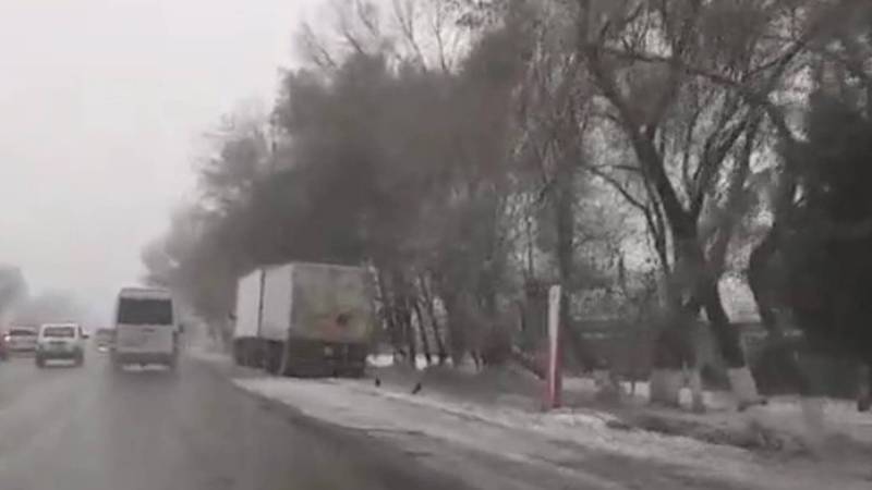 На трассе Бишкек-Кара-Балта более 10 дней без присмотра стоит грузовик и закрывает обзор на дорожный знак, - житель