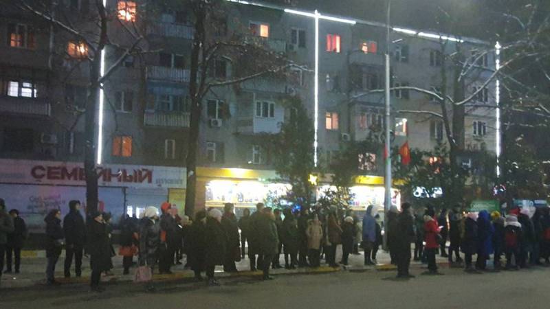 Бишкекчане часами стояли на остановках, ожидая общественный транспорт