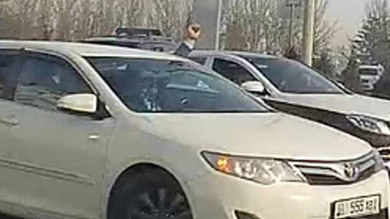 Видео — На Южной магистрали мужчина стрелял из машины в воздух