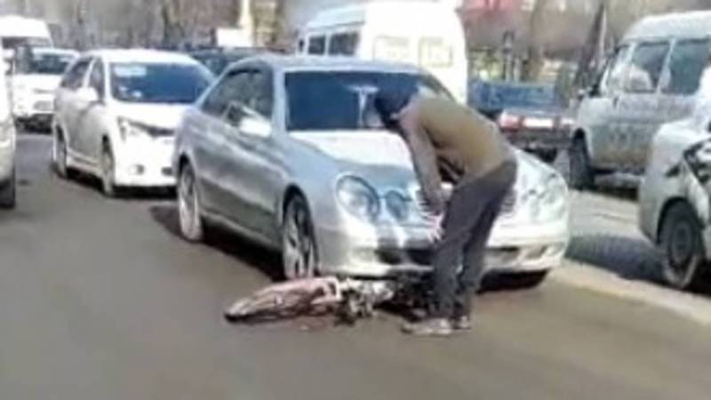Видео — На улице Асаналиева сбили велосипедиста