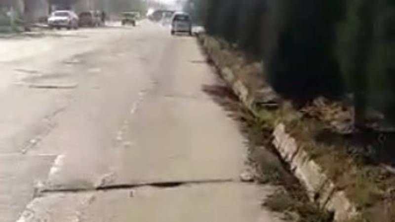 На ул.Осмонова в городе Жалал-Абад возле стройки закрыли тротуар, люди вынуждены ходить по проезжей части (видео)