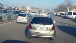 На ул.Курманжан Датки водитель «Хонды» создал аварийную ситуацию, за ней штрафы на 26 тыс. сомов <i>(видео, фото)</i>