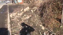 Видео — На улице Суюмбаева забросили ремонт тротуара и парковочных мест