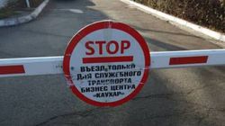 Бишкекчанин спрашивает, законно ли установлен шлагбаум на улице Суеркулова в 7мкр?
