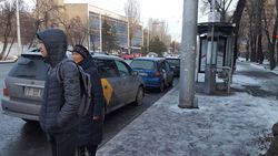 В Бишкеке напротив Госрегистра таксисты паркуются на остановке, а троллейбусы вынуждены останавливаться на проезжей части