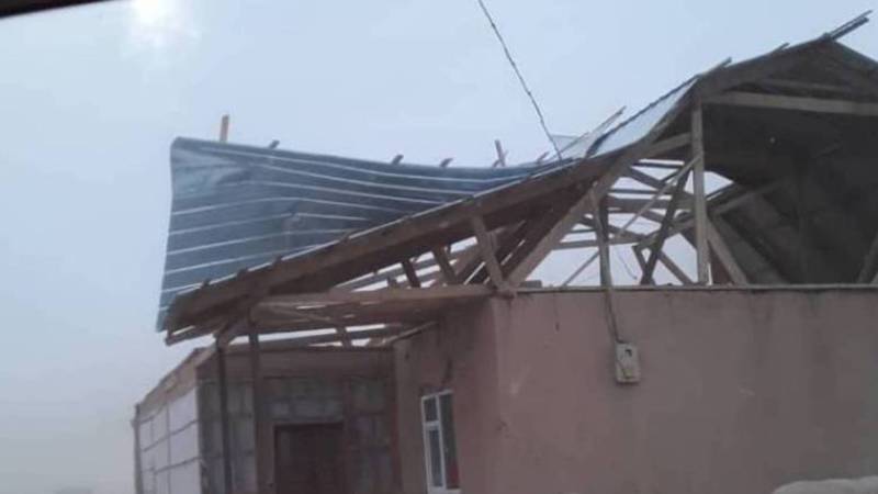 В Чон-Алайском районе ветер снес крыши домов. Фото