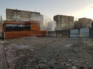 На стройке в мкр Аламедин-1 жгут мусор, из-за дыма мы не можем открыть окна, - читатель <i>(фото)</i>