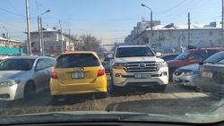 Возле Ошского рынка «Тойоту» припарковали на проезжей части дороги. Фото
