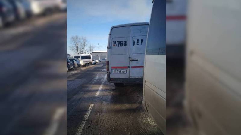 На ул.Огонбаева «Спринтер» припарковали на проезжей части дороги. По Carcheck за ним числятся штрафы
