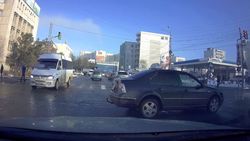 В Бишкеке водитель такси проехал на красный свет светофора. По Carcheck за ним числятся штрафы на более 10 тыс. сомов