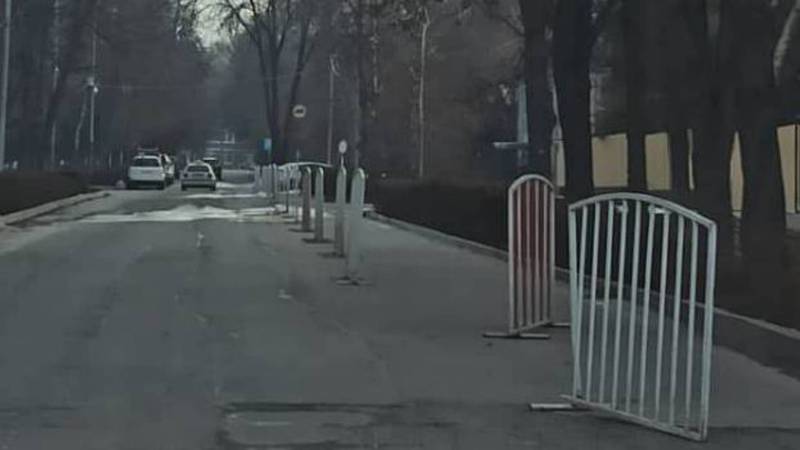 Бишкекчанин интересуется, для чего установили металлические барьеры на проезжей части на бульваре Эркиндик?
