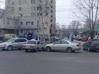 В городе Ош на ул.Раззакова произошла авария ( фото)