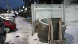 На ул. Турусбекова часть тротуара закрыта бетонным ограждением. Фото