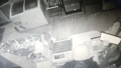 В новогоднюю ночь в Бишкеке ограбили магазин на крупную сумму, подозреваемый попал на камеру видеонаблюдения. Видео