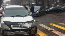 В Бишкеке произошло ДТП с участием нескольких автомобилей. Видео, фото