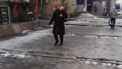 Гололед на тротуарах города Ош. Видео