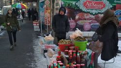 На улице Московской развивается уличная торговля. Фото