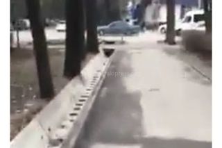 Тротуар на бульваре Эркиндик в Бишкеке разрушается (видео)